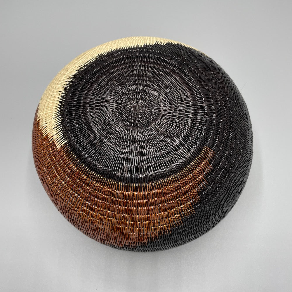 Woven werregue vase bowl handmade in Colombia. Chunga palm leaf and copper thread wire.  Bottom view.