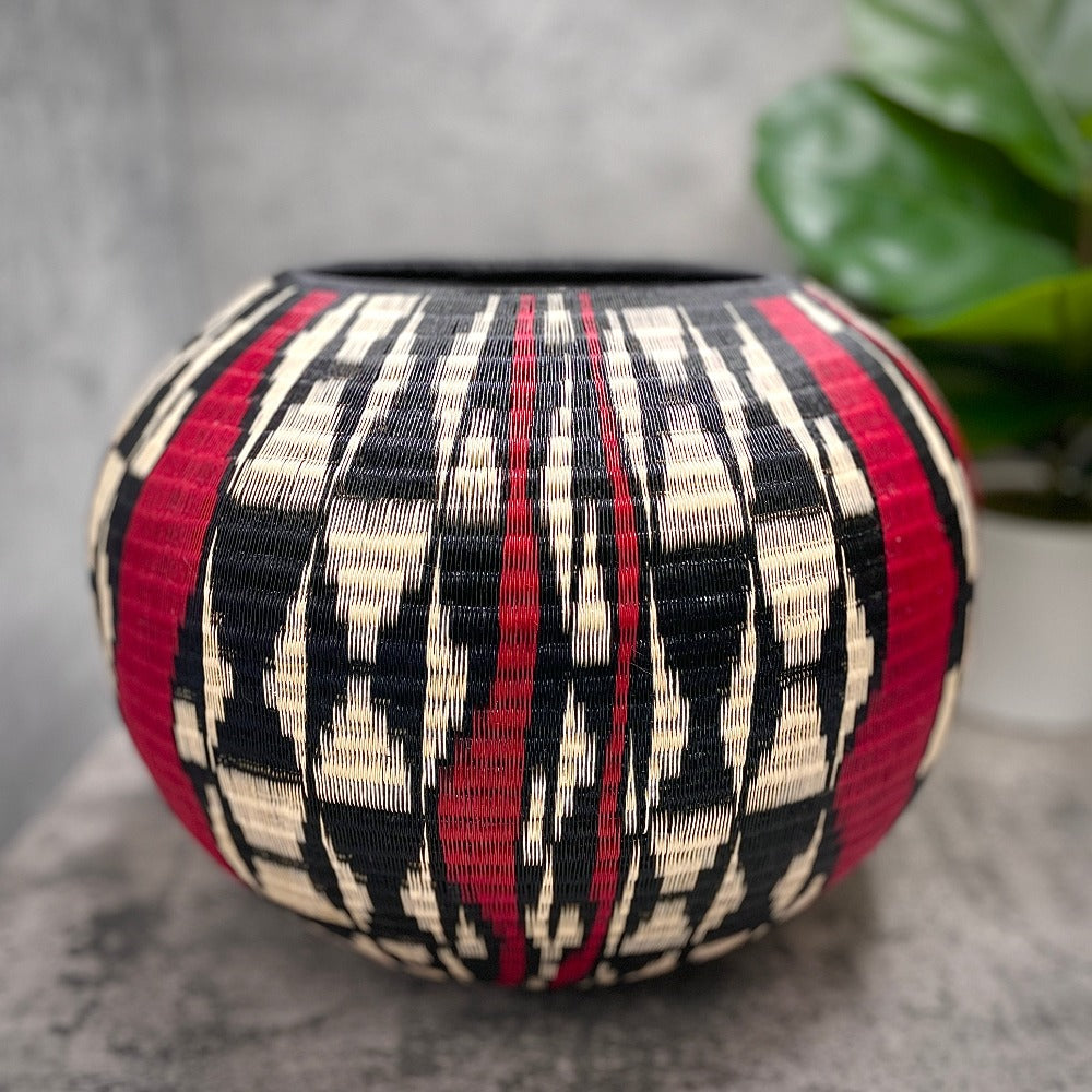 Wounaan fine art bowl vase handmade in Colombia.