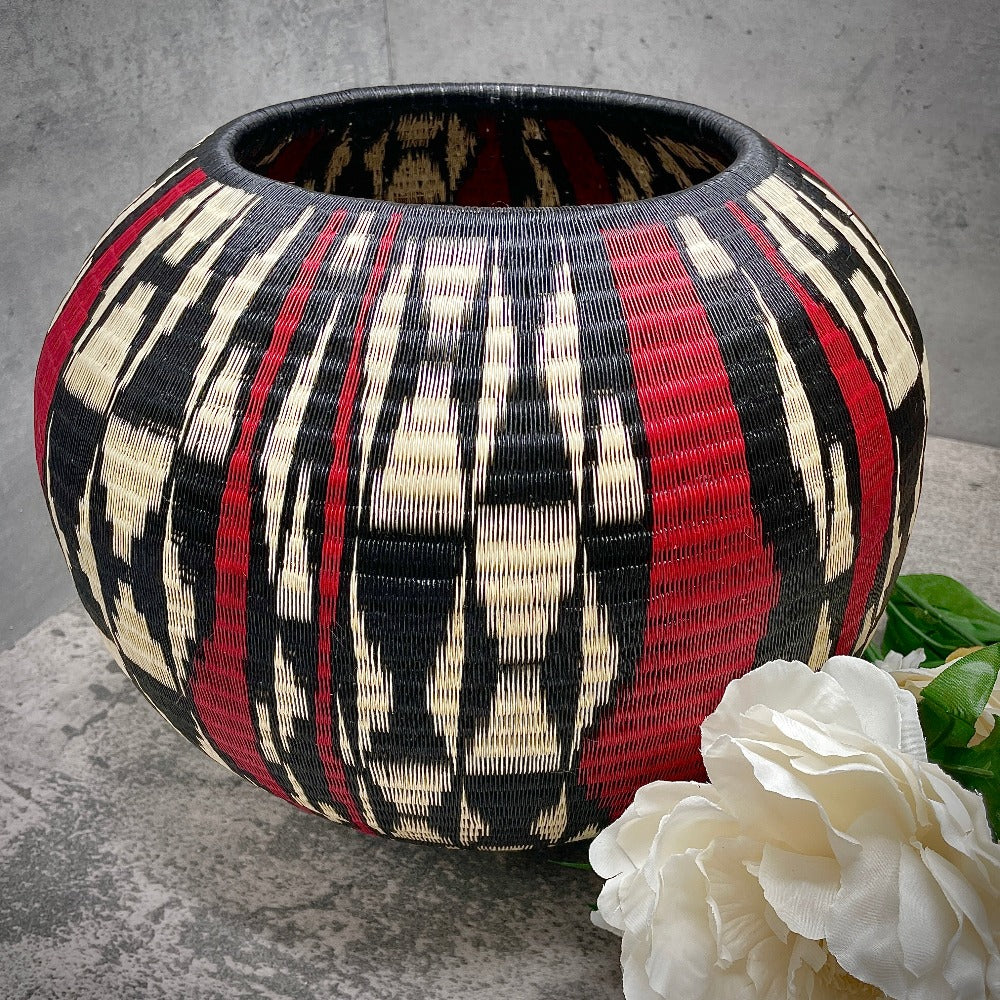 Wounaan fine art bowl vase handmade in Colombia.